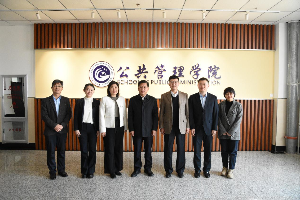 学校党委书记陈权到成人直播平台
调研指导工作